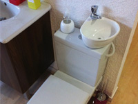 WiCi Mini, kleine WC-Waschbecken Kombination - Schmerber Ausstellungsraum (Frankreich - 25) - 1 auf 4